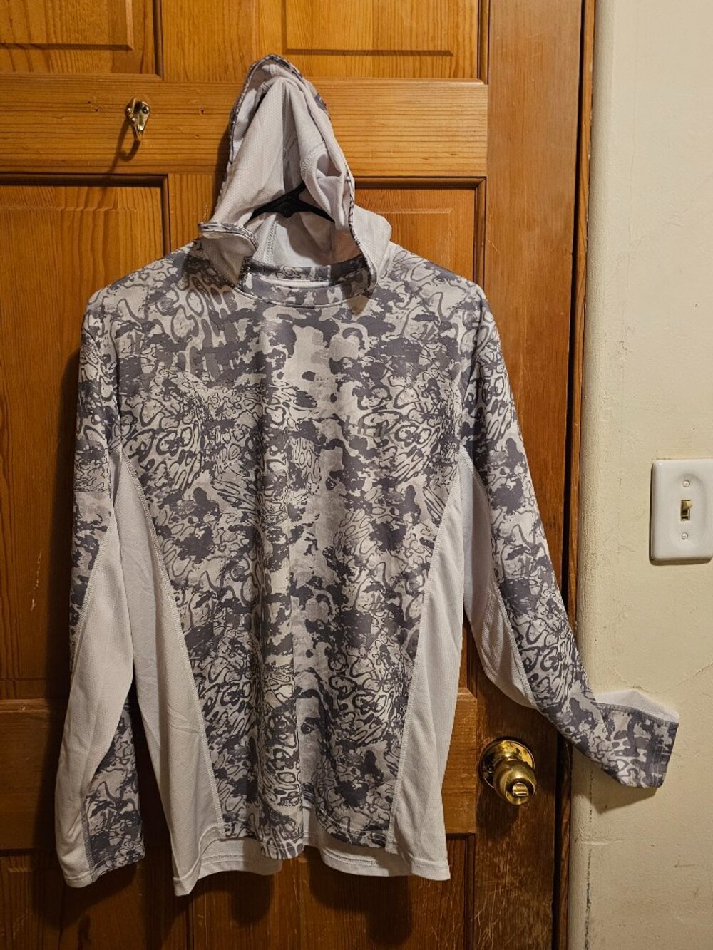 Huk White Camo Performance Fishing Shirt w/Hoodie